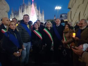 A destra presidente Paolini insieme ad altri amministratori a Milano manifestazione per Liliana Segre