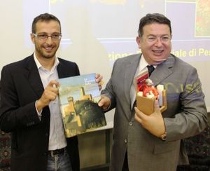 Ricci consegna statuina al presidente Cern Bertolucci