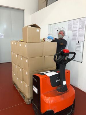 Andrea Fumagalli prepara gli scatoloni con i viveri