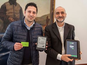 Presidente Provincia Tagliolini e Bianchini mostrano Media Library e Tessera Plus