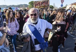 Presidente Provincia PU Giuseppe Paolini in corteo con gli studenti  1 