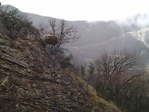 Masso fatto cadere dalla roccia per la rimozione