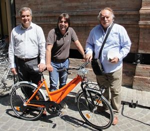 Minardi Papi e Biancani con bici in Piazzale Collenuccio