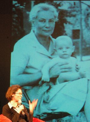 Silvia Ballestra e sullo sfondo Joyce Lussu col nipotino
