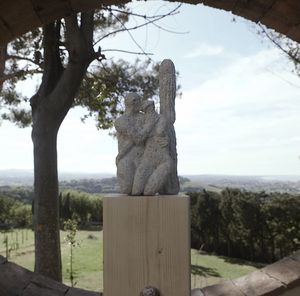 Scultura di Angelo Borgese nel giardino del Conventino di Gradara