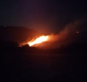 Vasto incendio per il forte vento