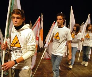 Studenti con bandiere passata edizione