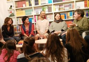 A destra scrittore Antonio Ferrara in un precedente incontro con ragazzi e adulti