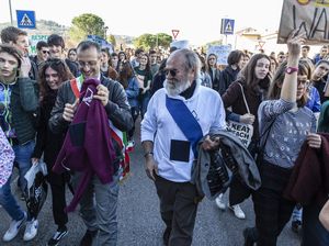 Il presidente Paolini con il sindaco Ricci ed i giovani