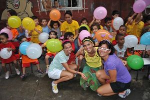 GR 071210 Le tre amiche con i bambini brasiliani nel progetto dello scorso anno