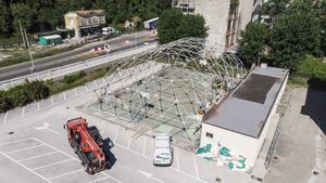 Tolto telo dalla struttura in acciaio della palestra