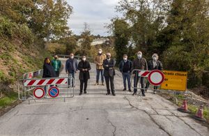 Paolini e Guidarelli al centro del gruppo  riaperta oggi Sp 94 Monterolo