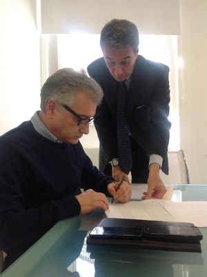 Marco Domenicucci firma l atto di compravendita davanti al notaio Giovanni Giuliani