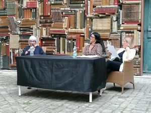 Ilaria Barbotti intervistata da Lella Mazzoli  a destra Wanda Tramezzo