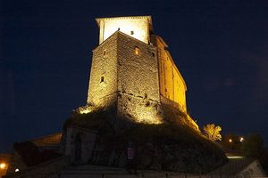 Castello Frontone notturna