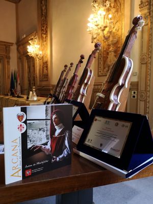 Premi assegnati a Firenze violini in pietra realizzati a mano da scultore Andrea da Montefeltro