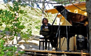 Mariani al pianoforte nella Pineta di Fosto a Cagli