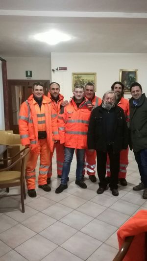 Da destra Tagliolini con sindaco Gualdo e squadra pronto intervento