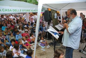 GR 060910 Roberto Piumini con i ragazzi a Carignano