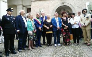 Alcuni dei premiati con sindaco Grossi Giovanna Rotondi e Salvatore Giannella