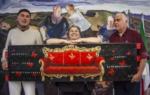 Da sinistra Sisto Righi Andreina De Tomassi e Antonio Sorace con uno dei pannelli della Tavola