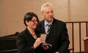 Prefetto consegna medaglia a Francesca Matacena