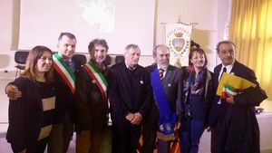 Paolini con fascia Provincia e gli altri sindaci insieme a don Ciotti a Erice