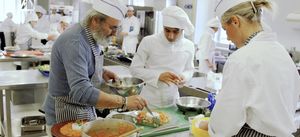 Presidente Paolini prepara ricetta insieme agli studenti