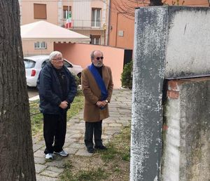 Paolini davanti monumento caduti Monteguiduccio