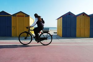 Ragazza su pista ciclabile