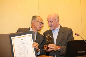 Galuzzi consegna Premio Apifarfalle al professor Pianesi