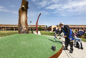 Paolini depone fiore