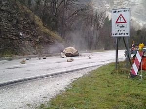 Masso fatto cadere a terra per la rimozione