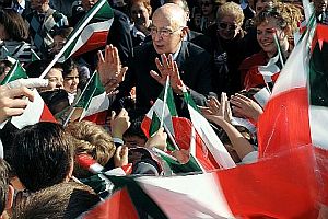 napolitano con bambini bandiera italia UNITA